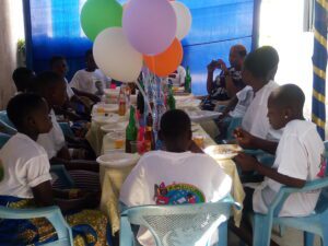Nous organisons chaque année un repas avec les filles de l’association pour veiller à ce qu’elles ne soient pas mises à l’écart durant la période des fêtes