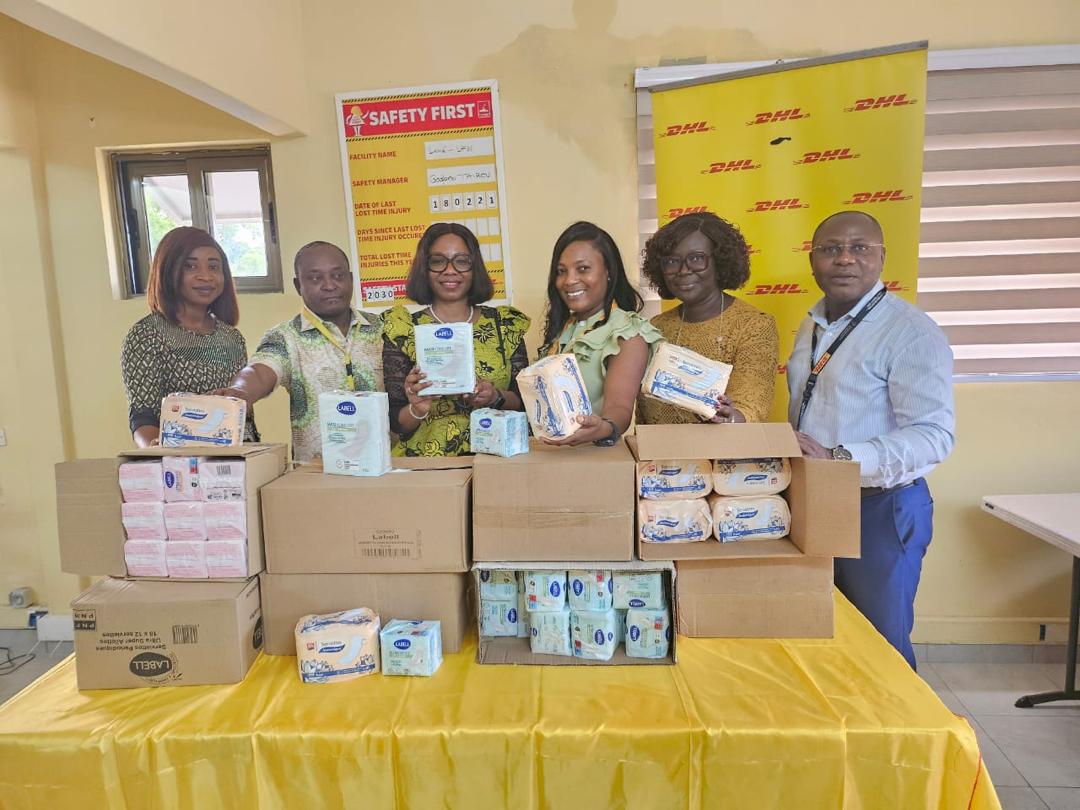 Dans le cadre de son engagement en faveur de la jeune fille, DHL Togo a offert des kits de garnitures hygiéniques aux jeunes filles de FE -un geste pour leur santé et leur bien-être.. Merci à DHL Togo.